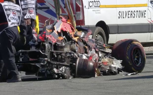 British fair play: dopo #Wembley, nuovo esempio a #Silverstone. Pubblico che esulta per l'incidente di #verstappen, col pilota ancora incastrato nell'auto distrutta. Tanta sportività, come a #euro2000: stadio vuoto per le premiazioni e medaglie buttate via. #engita #F1 #BritishGP