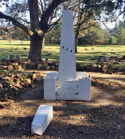 SUVCW's tweet photo. Huzzah!! Brothers in #NewbergOR have re-set & painted a 100+ year old Civil War monument toppled in a windstorm. The work was supported by a grant from the #SUVCW national monument/memorial fund:
https://t.co/neqGZ67ZCV 🇺🇸🇺🇸
#AlliedOrders #WRC #DUVCW #cemetery #CivilWarHistory https://t.co/FV836BEU5L