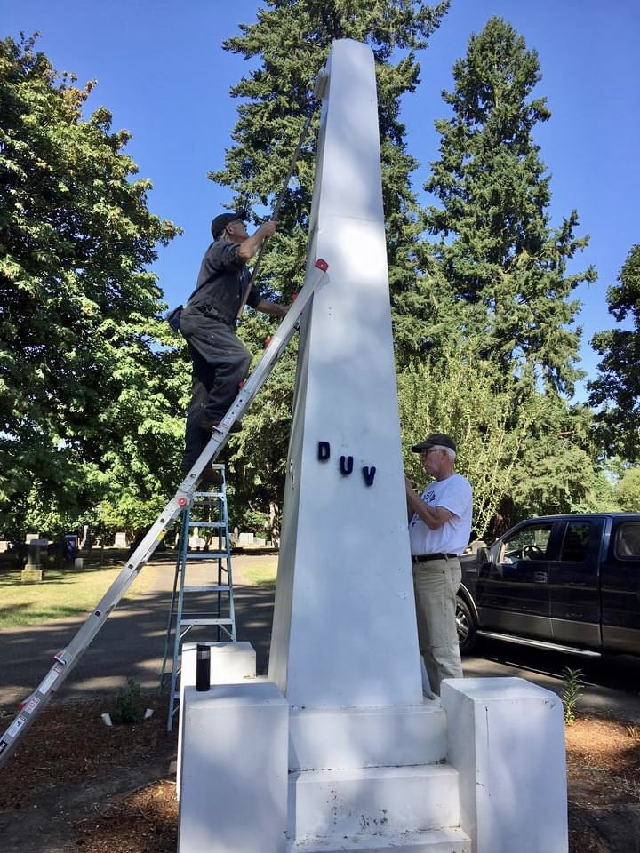 SUVCW's tweet photo. Huzzah!! Brothers in #NewbergOR have re-set & painted a 100+ year old Civil War monument toppled in a windstorm. The work was supported by a grant from the #SUVCW national monument/memorial fund:
https://t.co/neqGZ67ZCV 🇺🇸🇺🇸
#AlliedOrders #WRC #DUVCW #cemetery #CivilWarHistory https://t.co/FV836BEU5L