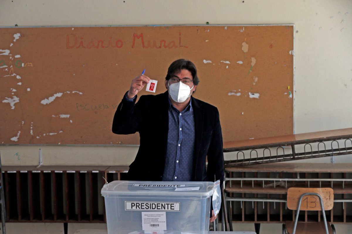Con mucho apoyo ciudadano, <a href="/danieljadue/">Daniel Jadue</a> llegó a votar. ¡Vamos con todo! #Elecciones2021CL #JaduePresidente2022