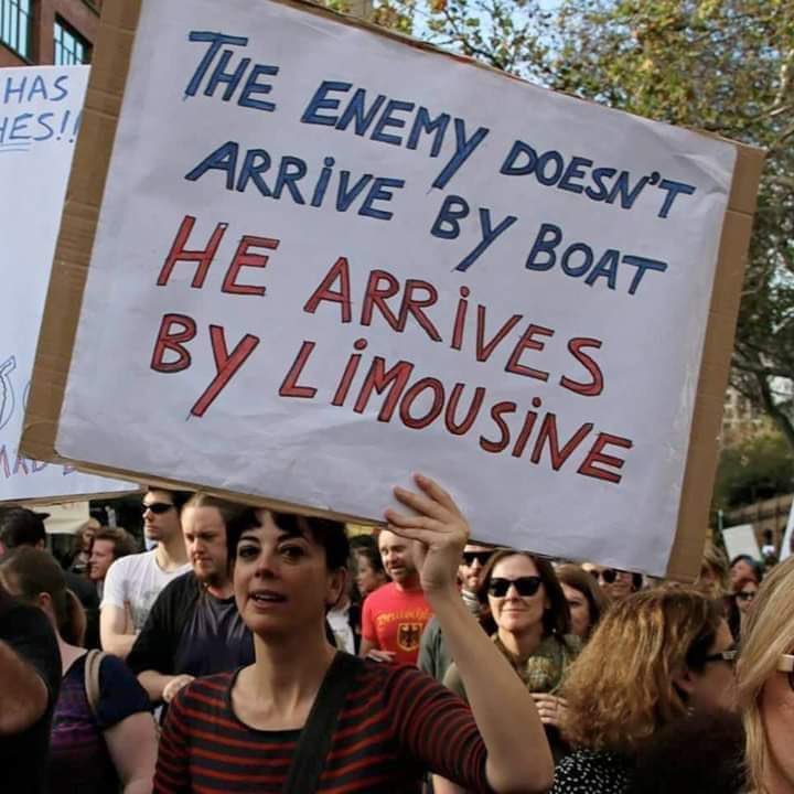 Düşman botla değil, limuzinle gelir