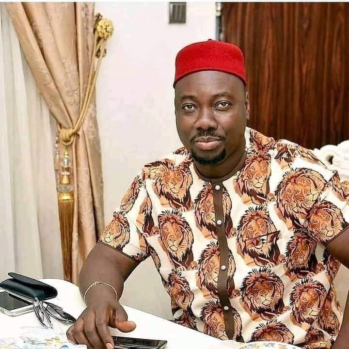 Xpsilver1's tweet photo. Now this is huge.... #obicubana
Obi Cubana doles-out 300 Million Naira for a start to 300 Oba youths in his Community, to engage in meaningful ventures, As all of them are to smile home with 1 million naira each, in memory of his mother. #igboamaka https://t.co/eY32X3oMat