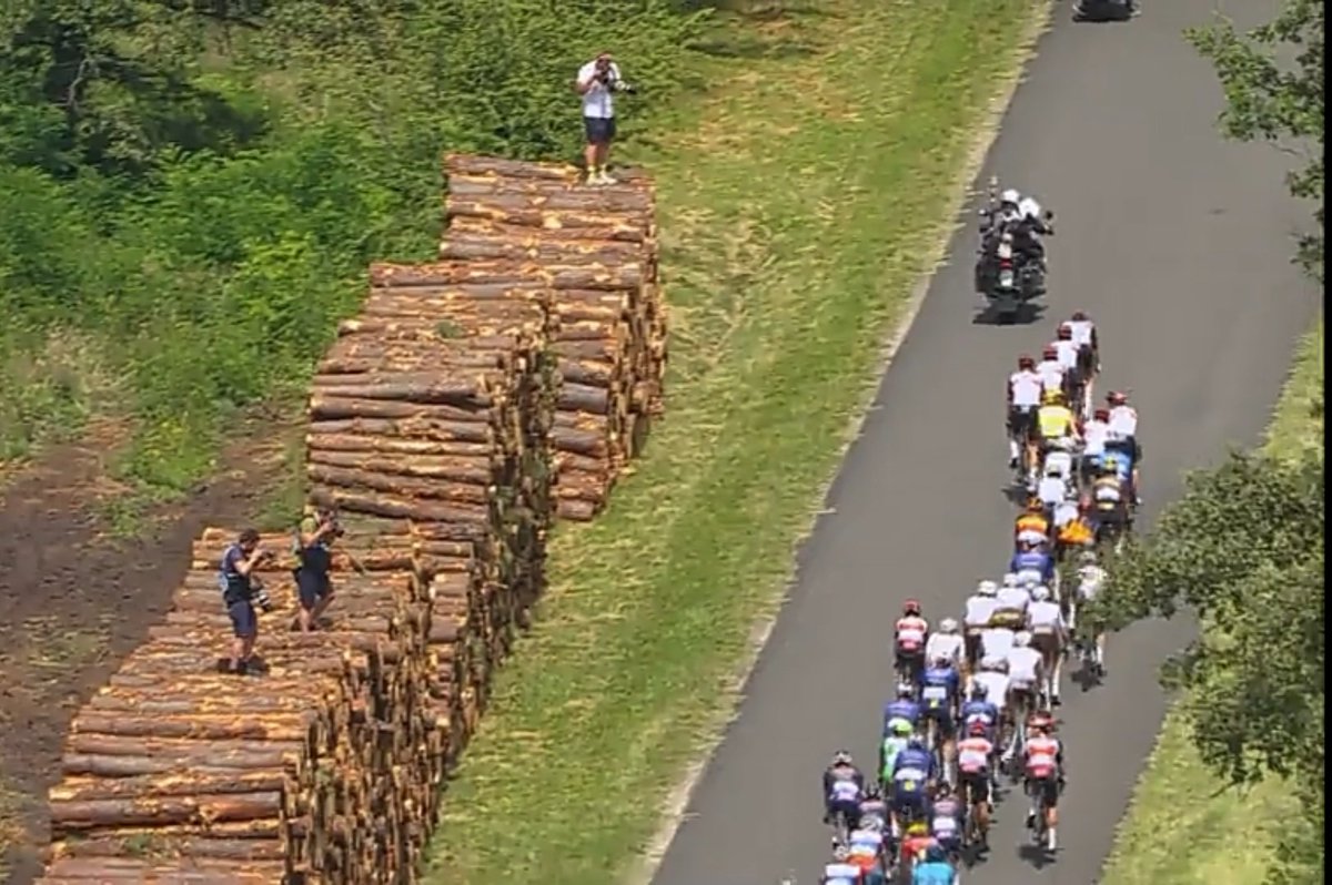 Niche #Forestry #cycling Tweet #ForestSafety Timber stack- No signs, barriers, hazard tape. No safety measures. Bad enough for public roadside loading- Add #TourDeFrance2021 Spectators bound to climb on it & it's left with unstable camel's back profile? Different culture, I guess