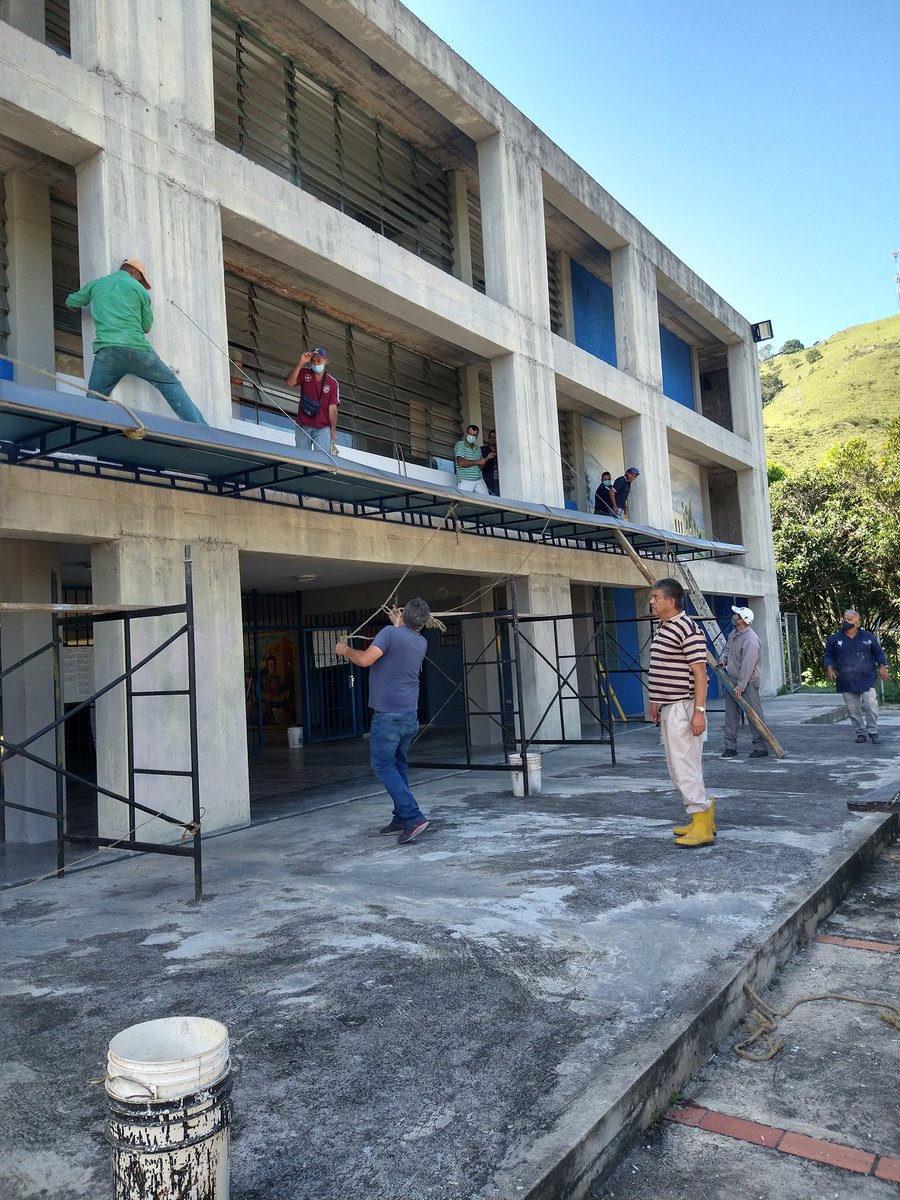 Con estos andamios y más fuerza y unión se logró ensamblar en el lugar correcto !