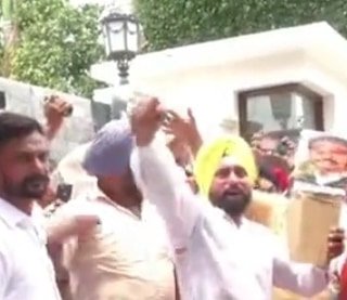 HardeepSinghTo7's tweet photo. As Sarpanch of village #Gharachon was removed in a dictatorial manner by @VijayIndrSingla, as he expose the land scam done by the minister. Today held a protest in the front of his residence at Sangrur.
@ArvindKejriwal @BhagwantMann @JarnailSinghAAP  https://t.co/EwMLCKZUD8 https://t.co/VIJvni1NJE