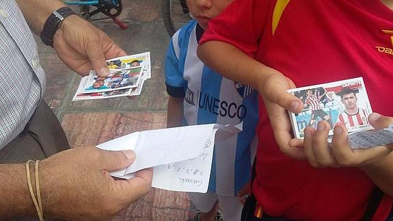 Que días aquellos que ibas a visitar a tu abuela. Esta te daba 2€, e ibas corriendo a comprarte 4 sobres, pegarlos, e ir por la tarde a la plaza del pueblo con tu lista de repes en papel de libreta que hiciste la tarde anterior a cambiar tus cromos repes. Felicidad pura.