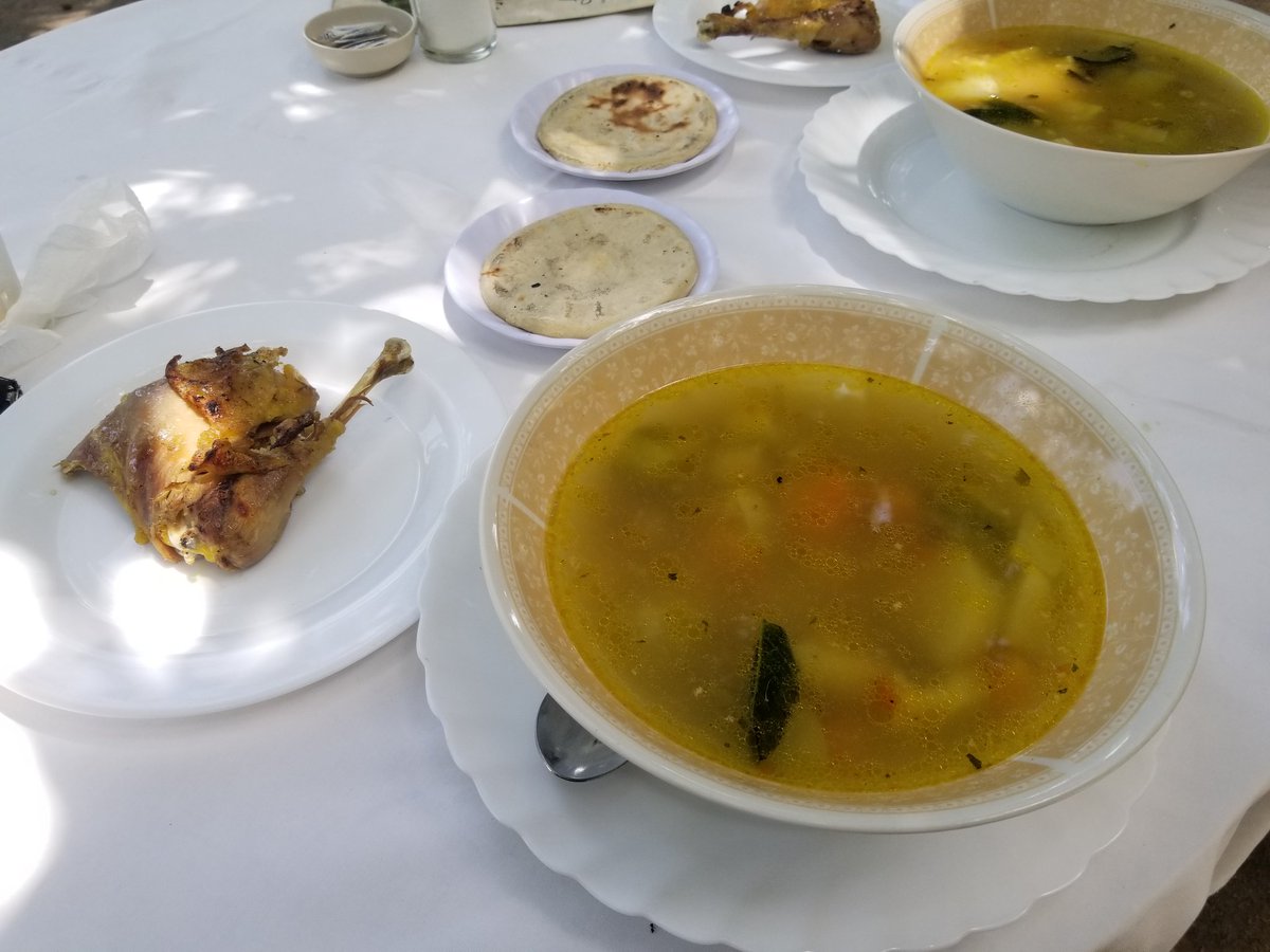 MndaloConOlgui1's tweet photo. Buen provecho pueblo Salvadoreño, trabajador, de vez en cuando nos merecemos un banquete así 😍 #FelizDomingo #MándaloConOlguita #UberTrip #ElSalvador #SopaDeGallina https://t.co/qzz6Bfur4X