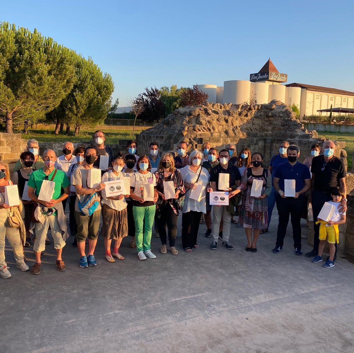 Feria_NACE's tweet photo. Os dejamos algunas imágenes del acto de hermanamiento entre el Camino de Santiago y el Kumano Kodo.

#kumanokodo #caminodesantiago #navarrete #ferianace #nace #artesanía #artesanos #larioja #barro #cerámica #artistas #ceramicajaponesa #cerámicajaponesa https://t.co/52YBvlChCf