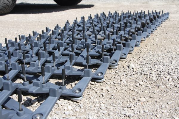 железные шипы. полицейские шипы. полицейская шипованная лента. лента для прокола шин. ограничитель движения бетонный.