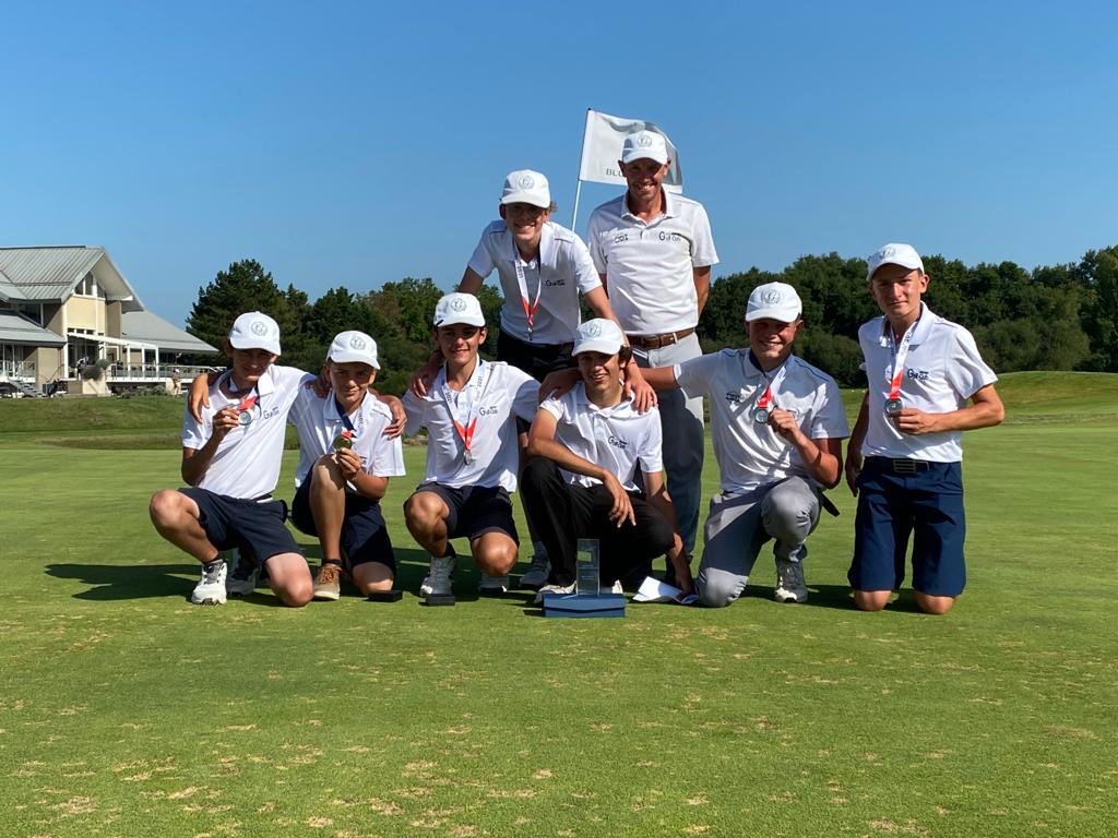 golflimoges's tweet photo. L’équipe U16 vient de gagner brillamment mais difficilement la montée en 2 iem division Nationale. Bravo à captain Louis et ses partenaires Mathieu, Antoine, Stanislas, florentin, Lucas et Noah et bien COACH Bertrand. https://t.co/dUgu43kBfB