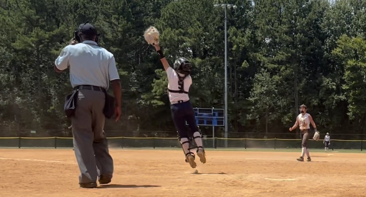 SMazell_2022's tweet photo. Just doing my job behind the plate. ❤️ the game https://t.co/gwI3hdXRrT