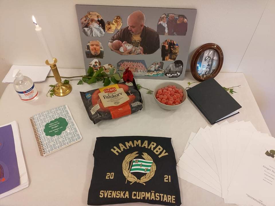AnnLeveland's tweet photo. @Greger17Greger I fredags 16 juli hade vi en fantastisk fin minnesstund för Greger med släkt och många vänner. Det blev ett fint avsked med kokaffe, hallongrottor, Kanelbullesockerkaka, havrekakor och tårta. Sen hade vi en mysig middag med familjen och korv https://t.co/kfdHWy8dJu
