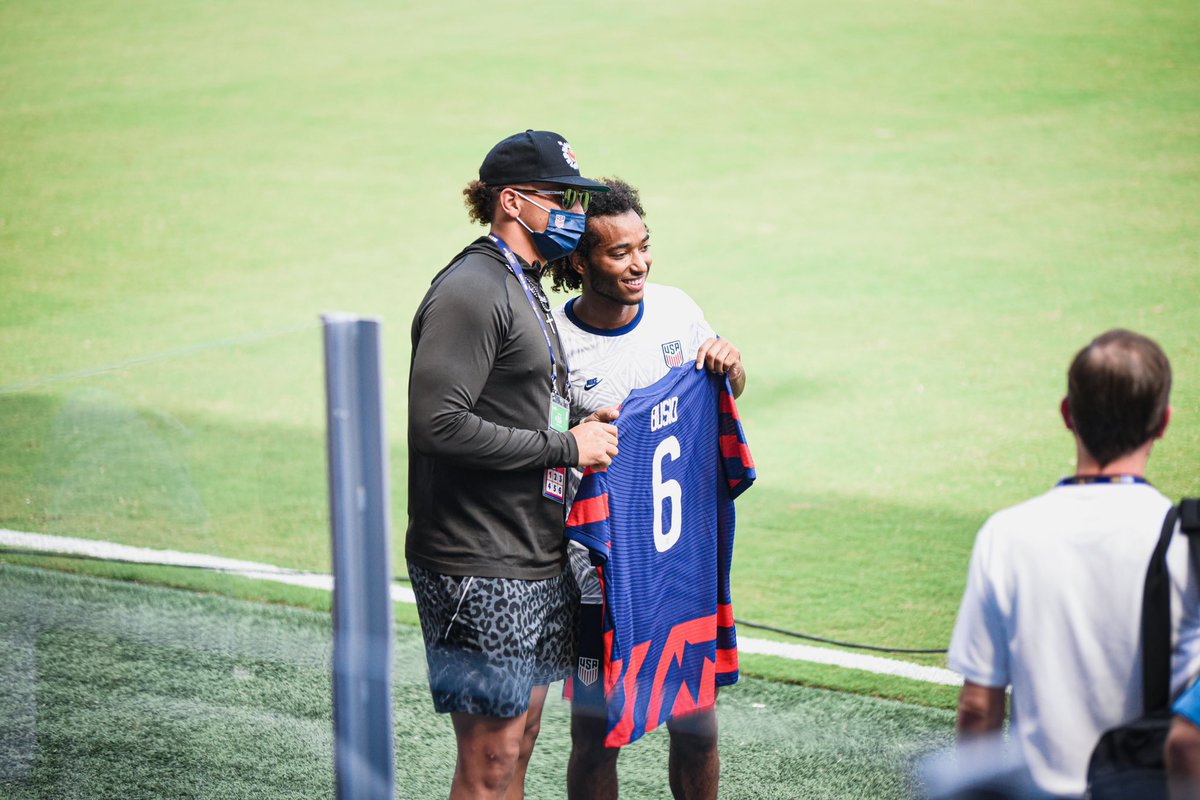 🐐🤝🐐

The one and only <a href="/PatrickMahomes/">Patrick Mahomes II</a> with some pregame daps for <a href="/gbusio13/">Gianluca Busio</a>!