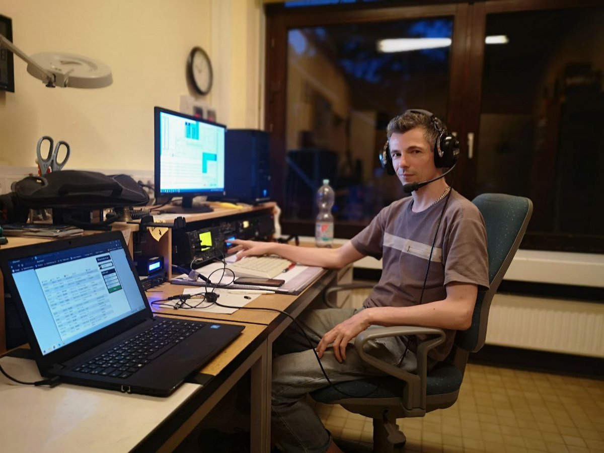 Der DH8GHH sitzt vor der Station vom MSC in Braunschweig.