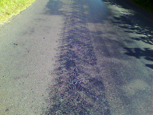 IATDevelopment's tweet image. With air temperatures of about 23 degrees C, road surfaces can reach temperatures of more than double that. As shown here, poorly designed surface dressing or products used inappropriately, the road can literally melt. This problem will get worse as UK summers get warmer.