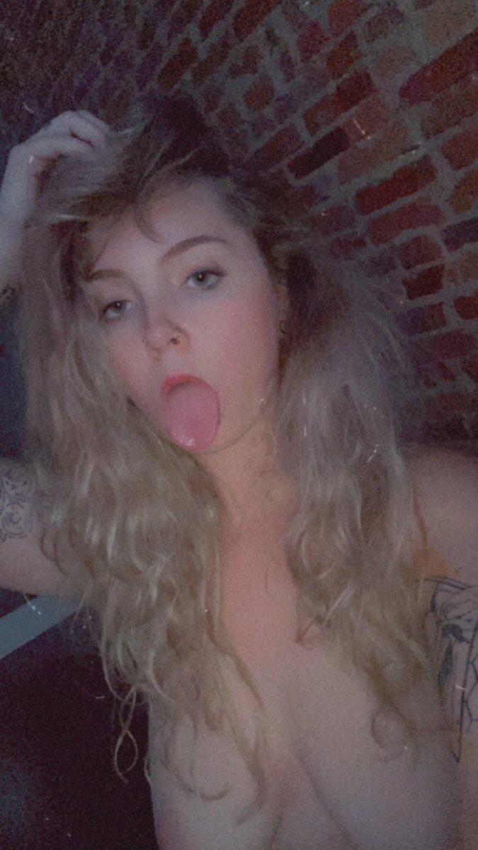 smglul's tweet photo. Go add her snap @Aloetypeofshit 👻 

#snap #snapchatgirl #sellingcontent #onlyfans https://t.co/MNUXlP00h5