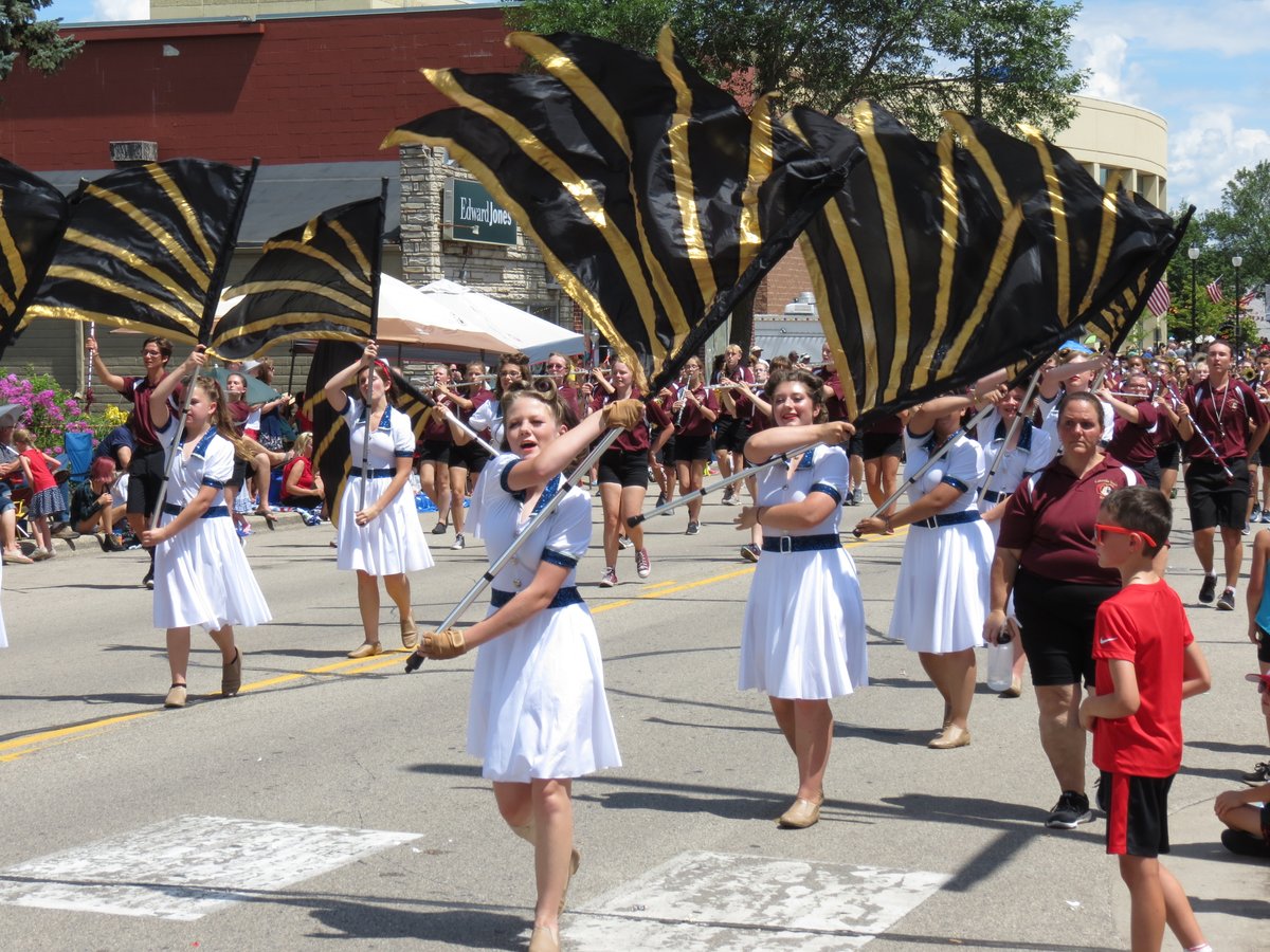 RaspberryFest's tweet image. We are about to step off the Grande Day Parade. Head on down to Mainstreet, bring your chairs, and watch this amazing parade! 

Visit our website: bit.ly/3xT4EEj for details. 

#Hopkins #RaspberryFestival #DayFive #ParadeDay