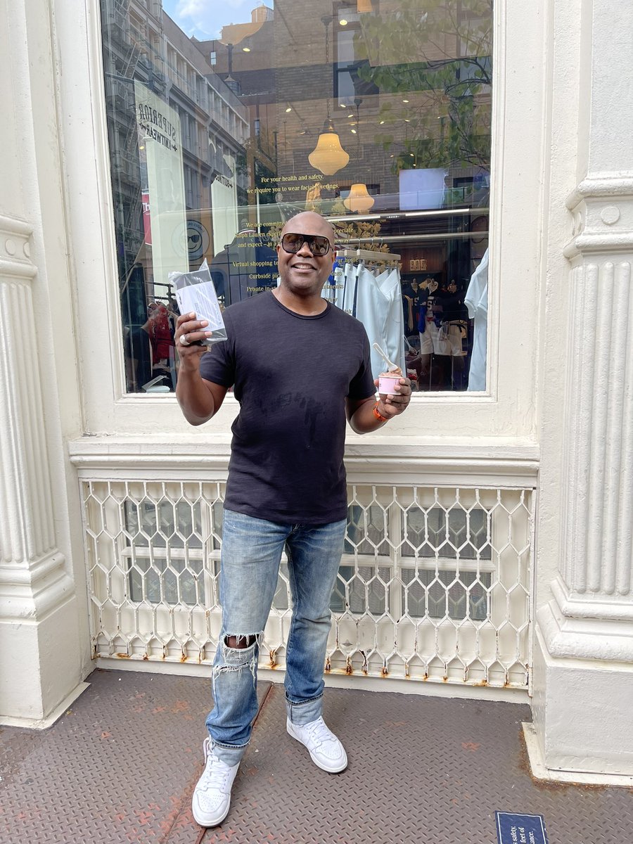 Ehill007's tweet photo. #bose -#vanleeuween #bosesunglass how to cool off and get a little shade w/ a vibe #soho https://t.co/hMZt3SSZk8