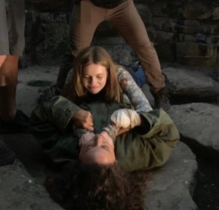 blystreet's tweet image. ela tentando matar a namoradinha como é lindo o amor 🥰