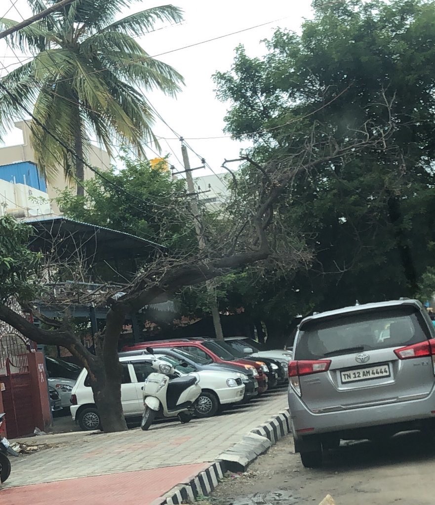NammaBengaluroo's tweet photo. @DgpKarnataka @DgpKarnataka sir pls chk this too 🙏

#FootpathForPedestrians 
#FreeFootpaths https://t.co/mgSFabKveR