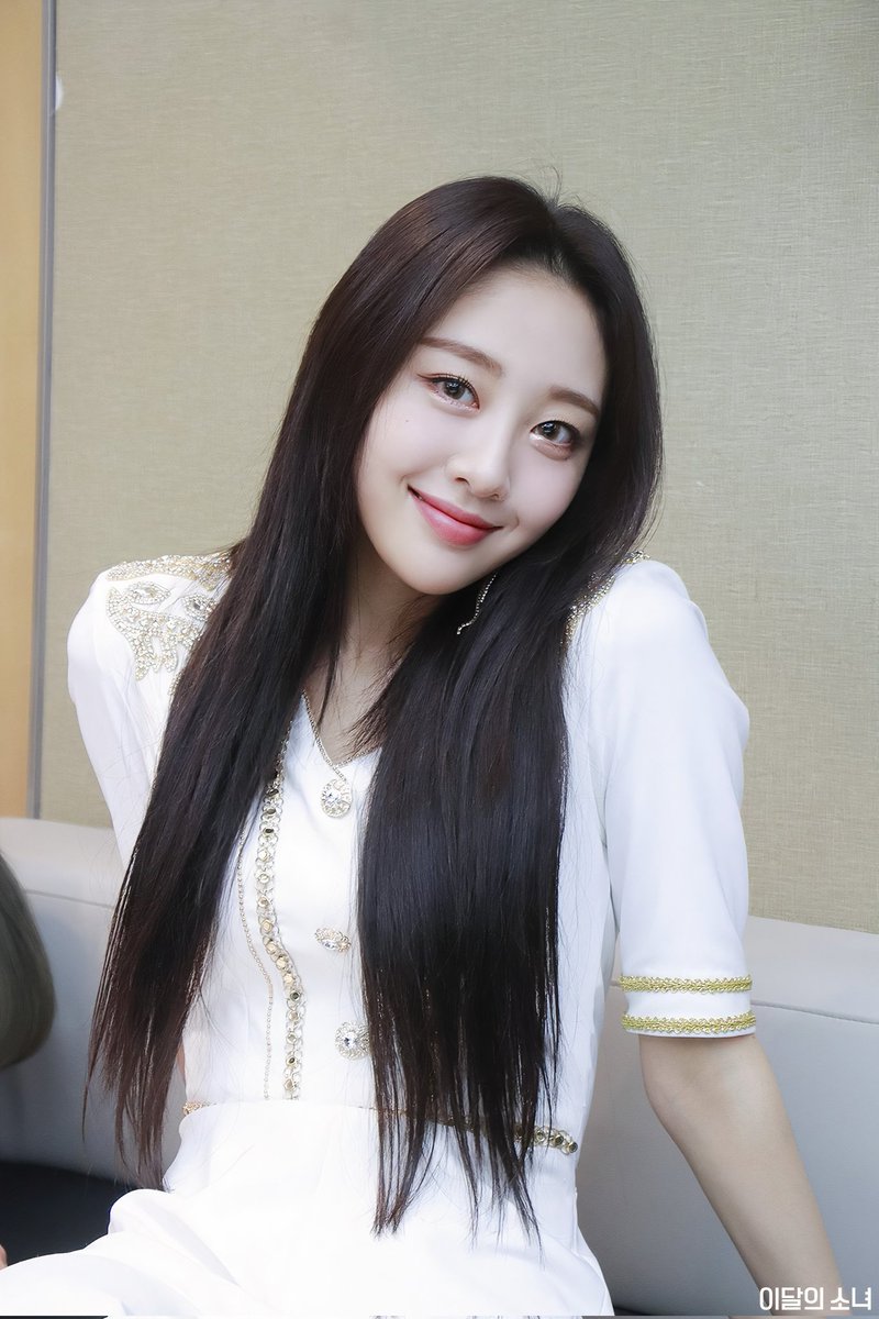 thinkinyves's tweet photo. just pretty girls things https://t.co/IYHauqr4DT