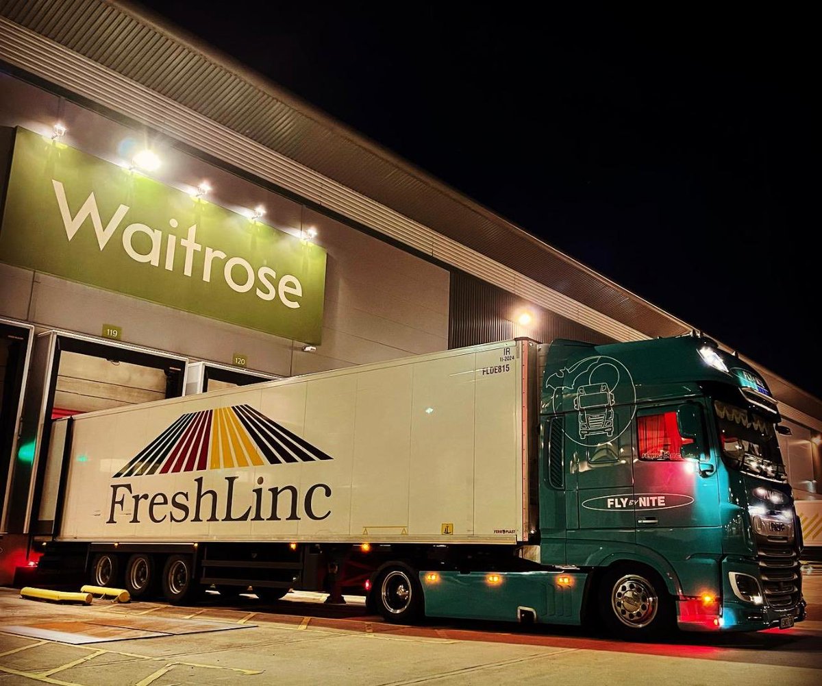 FlybyNite_HQ's tweet photo. Yet again Flybynite at night …….. #flybynite #freshlinc #daftrucks #DAF #truckersworld #truckeranddriver #events https://t.co/kDzXei3LAN
