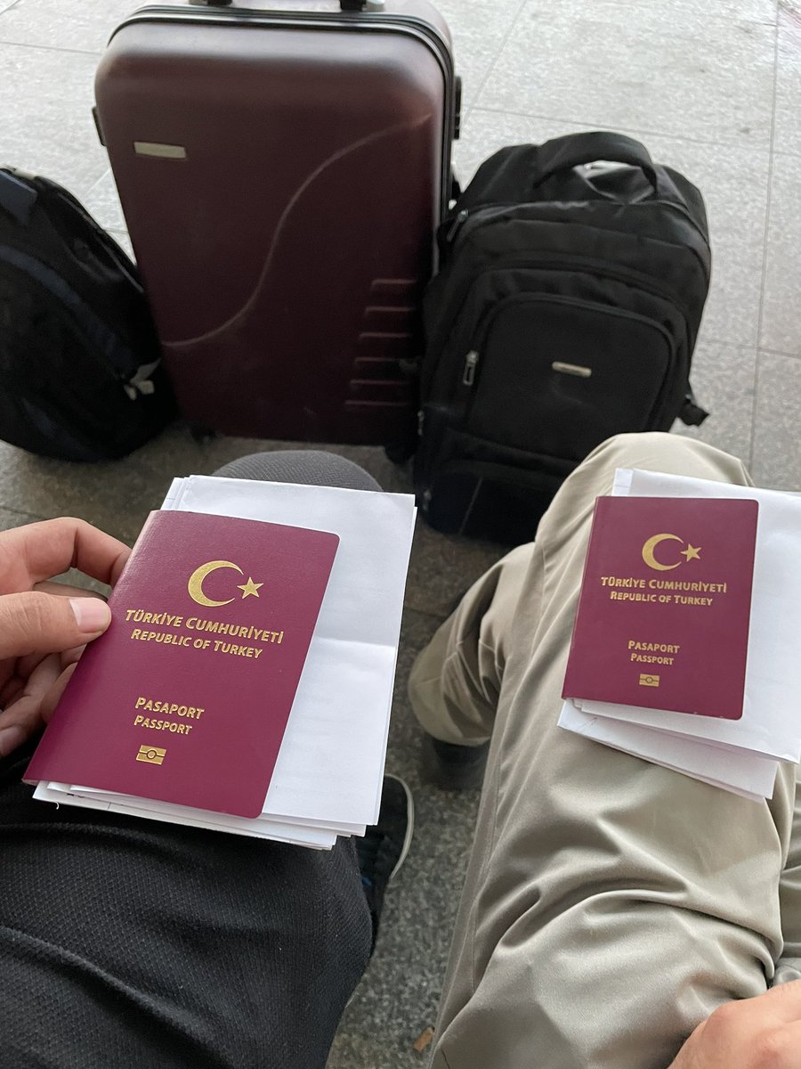 internetvekili's tweet photo. Türkiye, Boğaziçi mezunu, 4 dil bilen, 63 ülke gezmiş, alanlarında derece yapan 2 yazılımcıyı ABD'ye kaptırdı. Yerimize de binlerce selefi afgan'ı aldı. Eserinle gurur duy TÜRKÜYE!!! https://t.co/NDWpJQN6b2