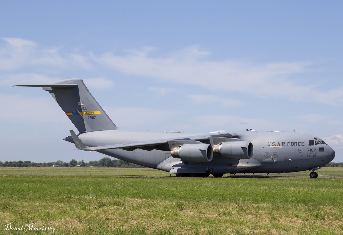 USAF C-17A 07-7187 as 'Reach 706' on a fuel stop at Shannon this morning between Ankara and Andrews AFB.
#avgeek #aviation #airforce #usaf #fuelstop #c17 #planespotting #aircraft #shannonairport