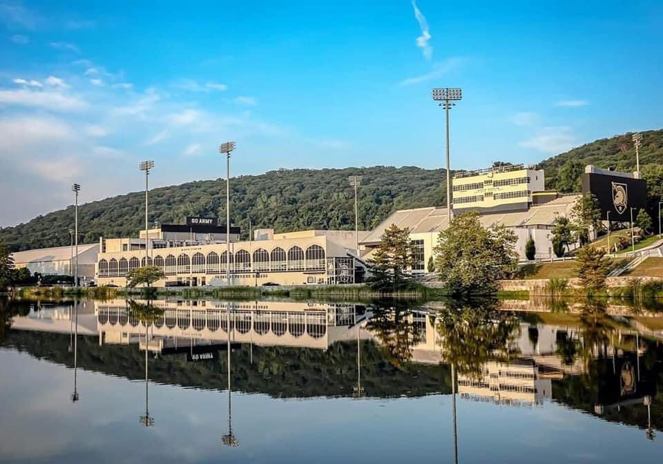 TCEonSGPN's tweet photo. Army Football has one of the most beautiful stadiums in all of #collegefootball #armyfb #westpoint https://t.co/KGJQmkUzhb