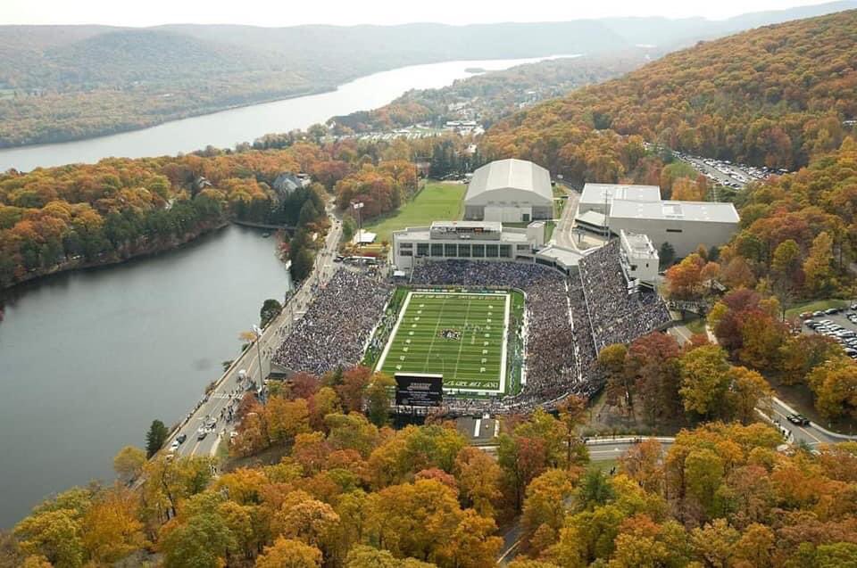 TCEonSGPN's tweet photo. Army Football has one of the most beautiful stadiums in all of #collegefootball #armyfb #westpoint https://t.co/KGJQmkUzhb