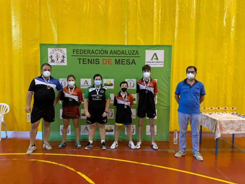 ctmhispalis's tweet photo. Los jugadores del @ctmhispalis Adrián Borreguero, Sheila Diaz y Ana Sánchez, han disputado lo Cto de Andalucía Provincial, Adrián quedaba subcampeón y Sheila cuarta en sus categorías, siendo 🥉 en la general para Sevilla A.
Ana Sánchez a realizado un gran papel en el Sevilla B https://t.co/XThqtP7NJ3
