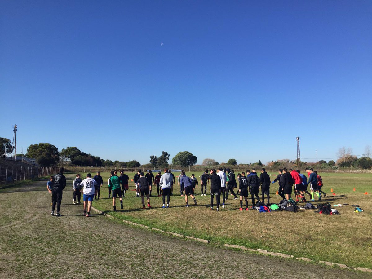 ClubEsparta's tweet photo. #Formativas
El miércoles pasado comenzaron los entrenamientos en categorías sub 15 y sub 17. 
El cuerpo técnico conformado nuevamente por Sebastian Viera y Nicolas Bentancur en la parte técnica y como profesor Tomas Consensa en la preparación física.
Sigue 👇🏽 https://t.co/eX8hUIe92r