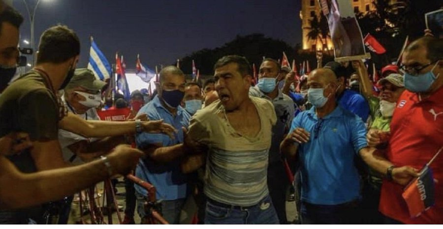 ricardobrown's tweet photo. Se llama Ernesto Sánchez Aguilar. Gritó ¡Libertad! entre la multitud de fanáticos, oportunistas, gentuza de doble moral, acarreados, lo que sea, que convocó la dictadura para defender lo indefendible. Está preso Ernesto Sánchez Aguilar. Hay que salvarlo. https://t.co/DjO6hWm03e