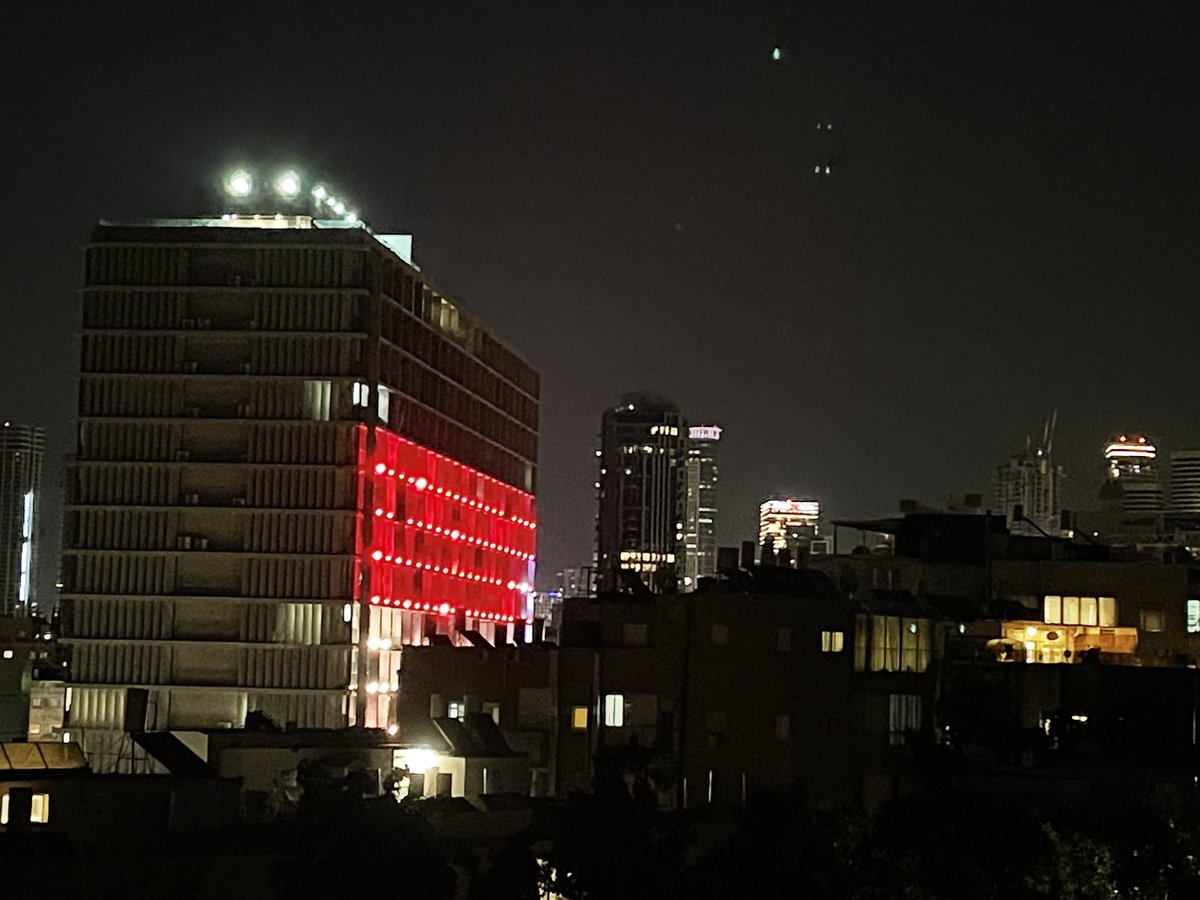 Das Rathaus von Tel Aviv: Heute Abend in schwarz-rot-gold. Gestern hatte sich bereits Israels Staatspräsident solidarisch mit Deutschland und den Opfern der Hochwasserkatastrophe gezeigt und Hilfe angeboten.