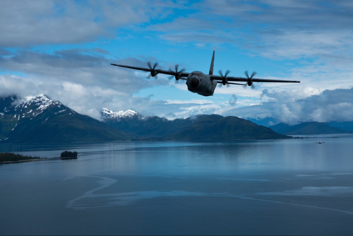 403rdWing's tweet photo. #Sendit Sunday!
#FlyingJennies #C130 #ReserveReady https://t.co/aXHFQq8vnt