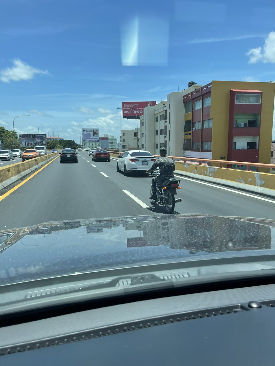 Ahí va la comandancia, sin casco, sin placa, en un motor por el elevado. No hay manera!! #reformacerebral <a href="/PoliciaRD/">Policía Nacional República Dominicana</a> <a href="/INTRANT_RD/">Instituto Nacional de Tránsito y Transporte</a> <a href="/DIGESETT/">DIGESETT RD</a> <a href="/MigueTavarez/">MIGUEL TAVÁREZ</a> <a href="/ListinDiario/">LISTÍN DIARIO</a> <a href="/ElNacionalRD/">El Nacional</a> <a href="/DiarioLibre/">Diario Libre</a> <a href="/domingo_paez/">Domingo Páez</a> <a href="/nieves_rd/">Ricardo Nieves</a> <a href="/donfelixSPM/">Félix Victorino</a>