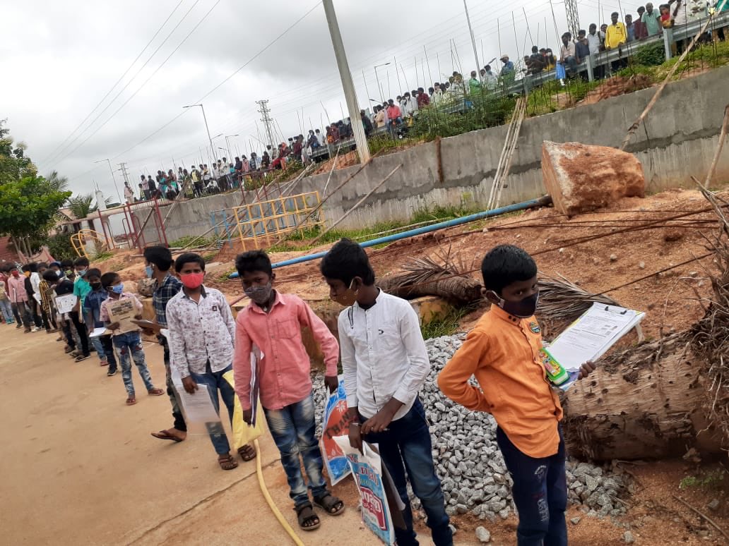 RSPraveenSwaero's tweet image. గురుకుల పాఠశాలలకు క్రేజ్ చూడండి! ఈ రోజు  5వ తరగతికి జరిగిన ప్రవేశ పరీక్షకు జాతరలా జనం. These are the parents waiting for their kids as they write 5th class entrance exam inside the centre. Who says government schools are rotten? All you need is the commitment.✊ #swaero