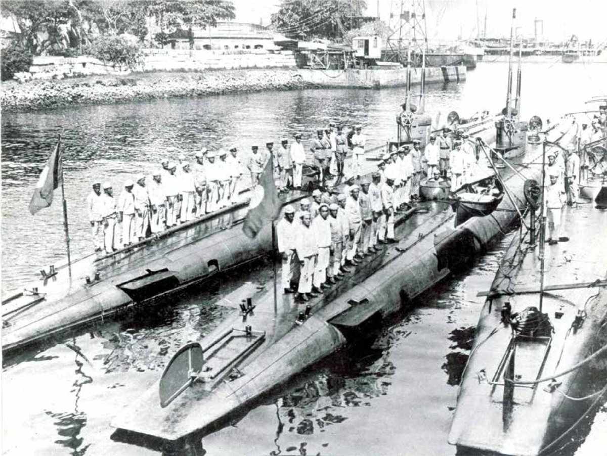 Forca46's tweet photo. Submarinos classe Foca com suas guarnições em postos de continência
#MarinhadoBrasil #ForSub #107anos #ClasseFoca https://t.co/UzdnyywCdq