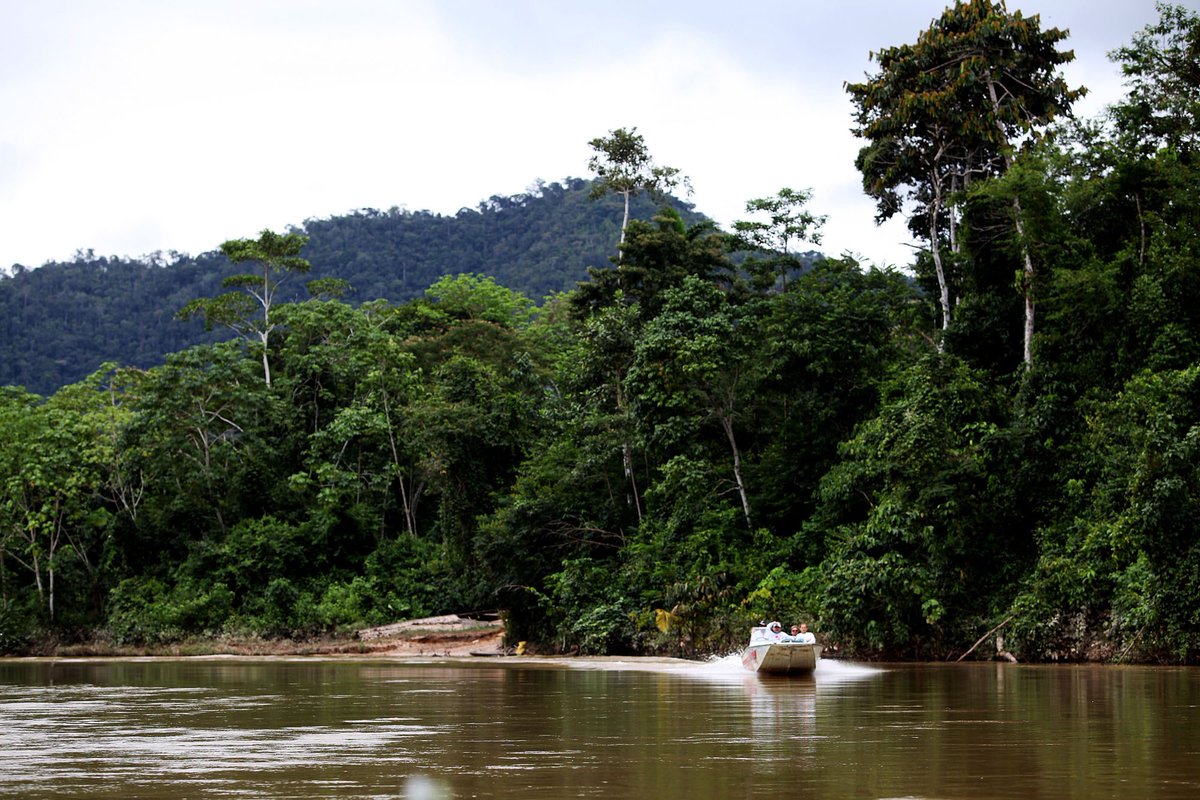 O povo Nawa fechou neste domingo, 18, o rio Moa, em Mancio Lima, em protesto contra os mais de 20 anos de espera pela demarcação de sua terra. Com o protesto, a passagem para a Serra do Divisor está interrompida; ninguém sobe, ninguém desce. Apenas os moradores têm trânsito livre