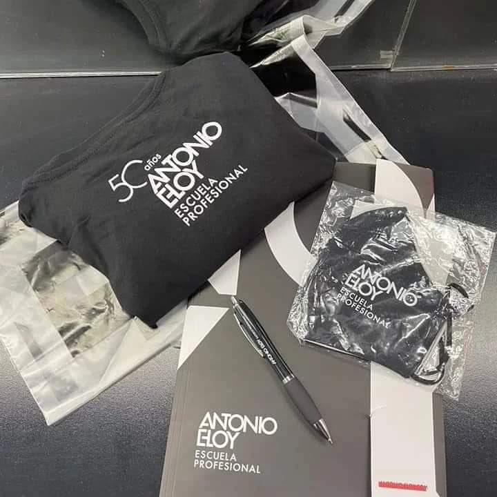 SusanEsquivel20's tweet photo. 4 de julio y empezábamos con esta aventura !
“Evolución Highligths”, un curso profesional especializado en color impartido por los expertos en colorimetria Álvaro Sánchez, Paloma González junto a Susana Esquivel
#AntonioEloyEscuela
#TuttiTrejo
#Guatemala
#España https://t.co/2unXHfYZhS