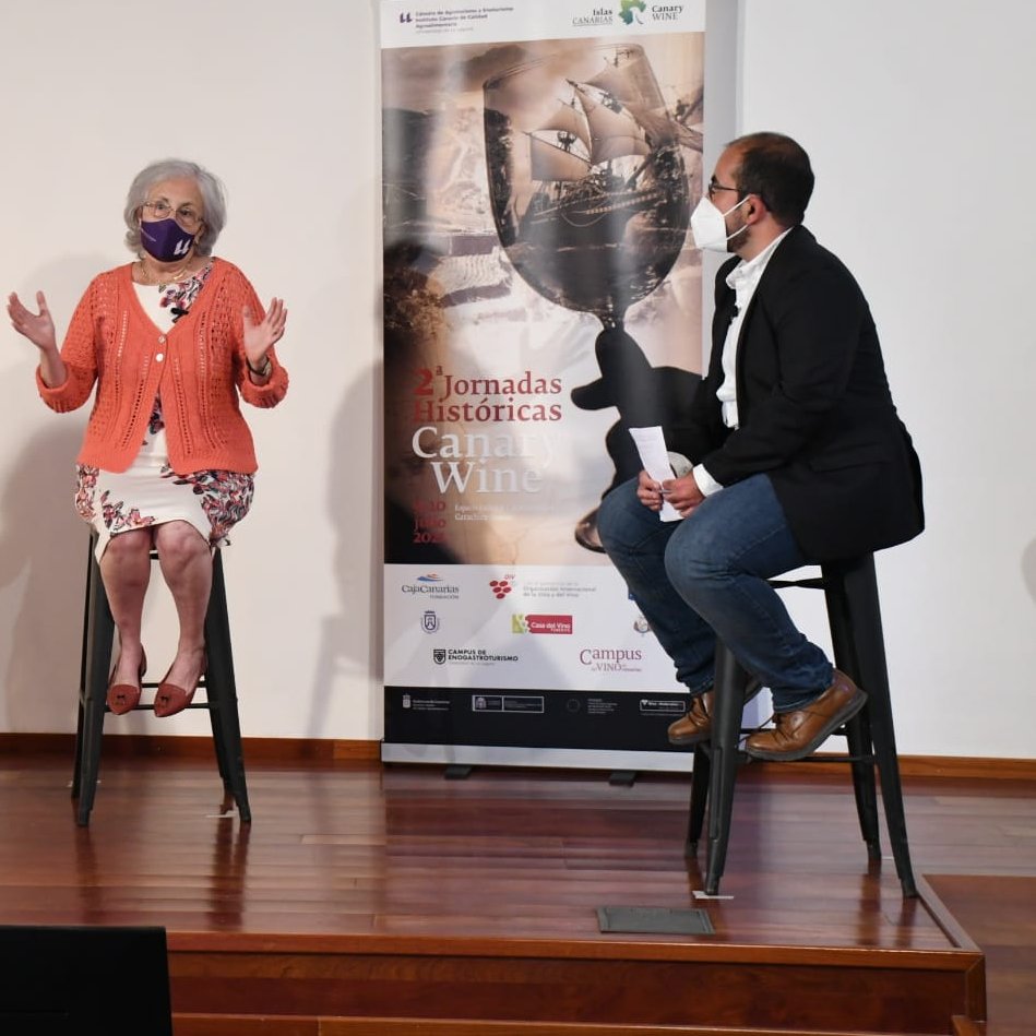 peritemis's tweet photo. Días de intenso trabajo y de felices reencuentros. El pasado 8 de junio presenté mi libro "Identidad insular y espacio atlántico: Portugal y Tenerife en tiempos de la Unión Ibérica" y el 9 y el 10 celebramos, bajo mi dirección académica, las II Jornadas Históricas Canary Wine. https://t.co/CBCMz6XuOf