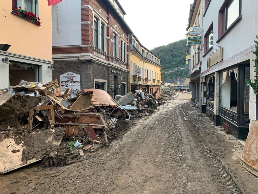 [Auslandsmission] Eng Relève vu 22 Persounen ass haut am spéiden Nomëtte Richtung Nürburgring gefuer fir déi éischt Equipe aus Lëtzebuerg ofzeleisen. Dorënner si Pompjeeën, Infirmier’en an Ambulancier’en. D’Missioun wäert sech ob mannst bis Mëtt nächst Woch verlängeren.