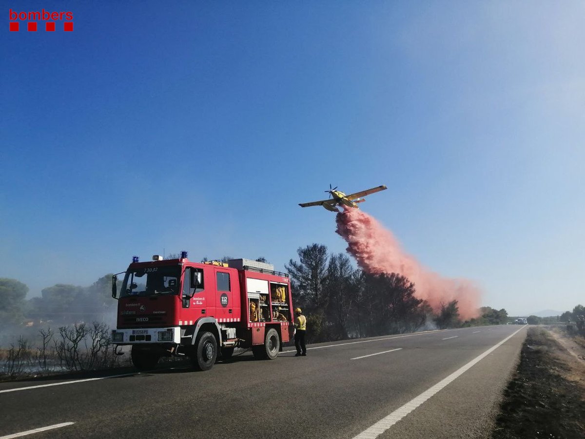 bomberscat's tweet image. 📷 Un avió de vigilància i atac, AVA, #maer #bomberscat fa una descàrrega aquesta tarda a l'incendi de vegetació de l'Ametlla de Mar