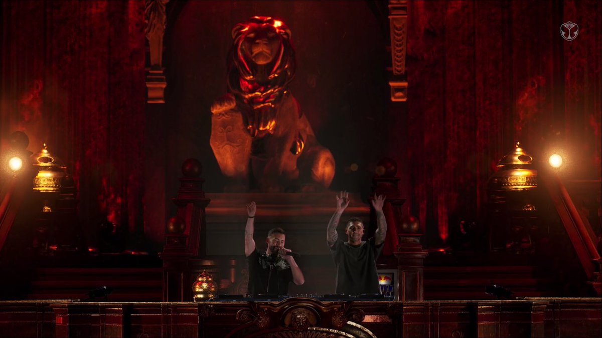 fest_network's tweet photo. Orgullo mexicano 🇲🇽❤️ @TOMandCOLLINS en la última edición de @tomorrowland 🔥 https://t.co/ncXtcVktRM