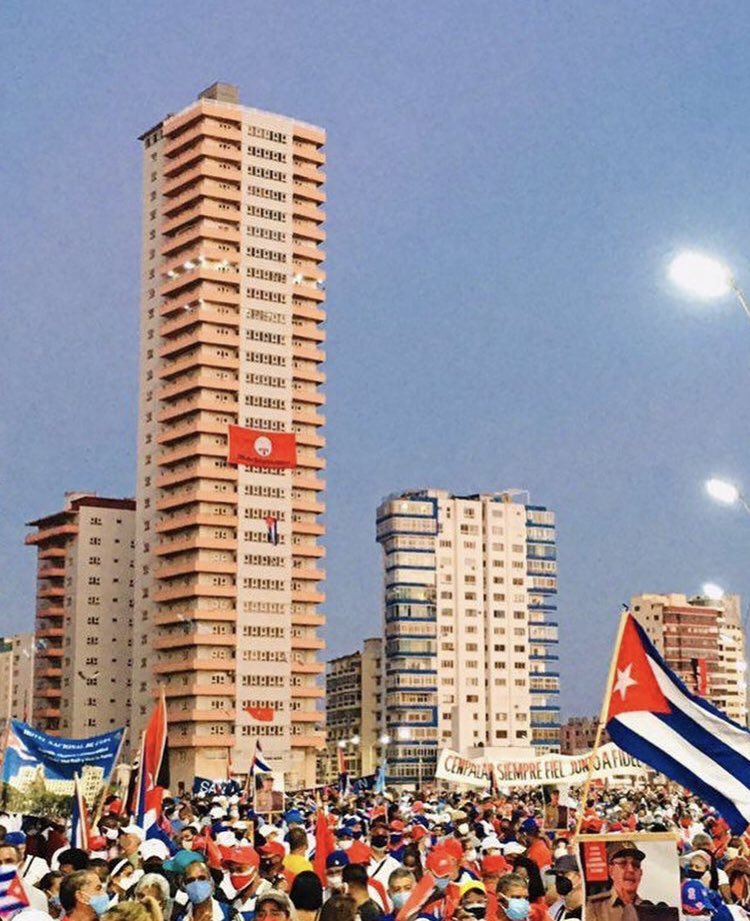 joseguimaraesce's tweet photo. CUBA RESISTE! ✊🇨🇺
Milhares saem às ruas em Havana em apoio a Revolução Cubana e contra o desumano bloqueio econômico imposto pelos EUA. https://t.co/GNH5gjGMsa