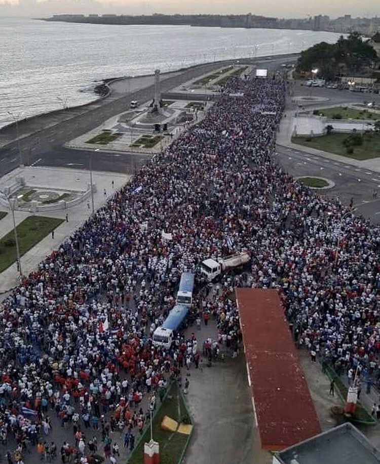 joseguimaraesce's tweet photo. CUBA RESISTE! ✊🇨🇺
Milhares saem às ruas em Havana em apoio a Revolução Cubana e contra o desumano bloqueio econômico imposto pelos EUA. https://t.co/GNH5gjGMsa