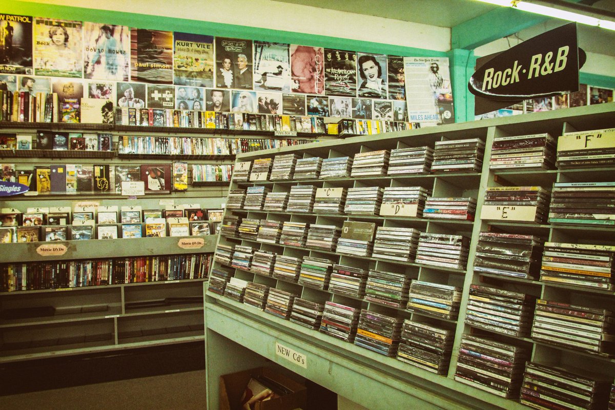 RecChain_MP's tweet photo. Music records have been collectibles for fans for decades, like musical art.
After the digitalization of music during the 90's and 00's, music was degraded to become consumer goods, and so were artists.
#RecChain aims to restore music as pieces of art through Digital Records. https://t.co/oT8THhUF49