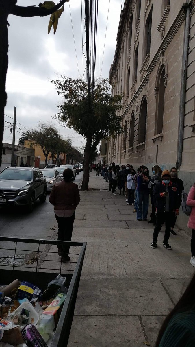 redcomunales's tweet photo. #LaSerena alta concurrencia y largas filas en locales de votación en la capital regional pasadas las 13 hrs por #Primarias2021 #VotoComunal https://t.co/56FV6SoErP