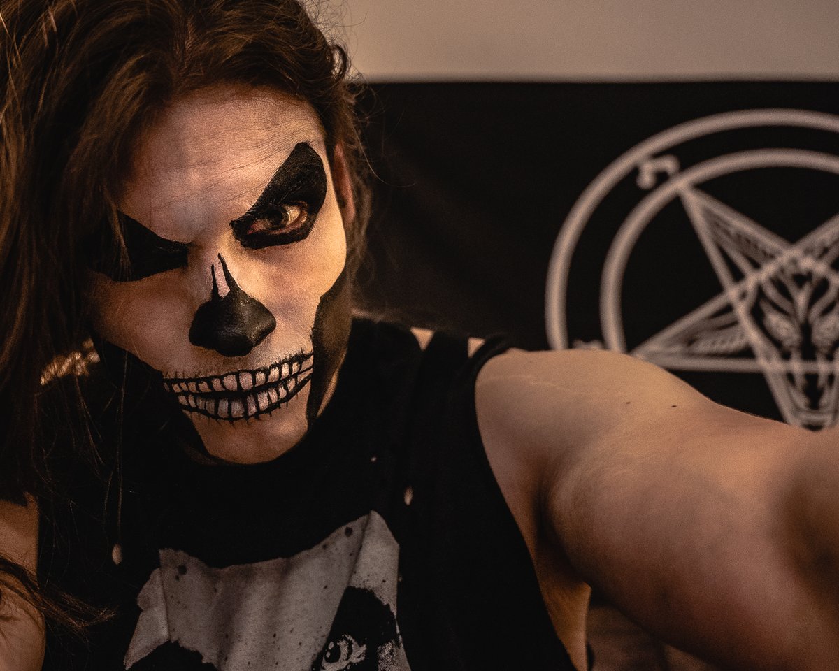 If I cut off your arms and cut off your legs, would you still love me anyway?

If you're bound and you're gagged, draped and displayed, would you still love me anyway?

Just a first look on my latest experiment, full set tomorrow! #misfits #horrorpunk

instagram.com/p/CRepP4tHL5B/…