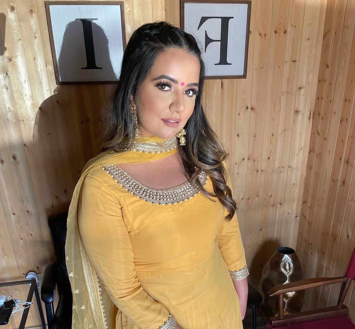 aamberdhaliwal1's tweet image. Tainu pehn gye bhuleke mere yellow suit de… 🌼🌻 #igsawitfirst